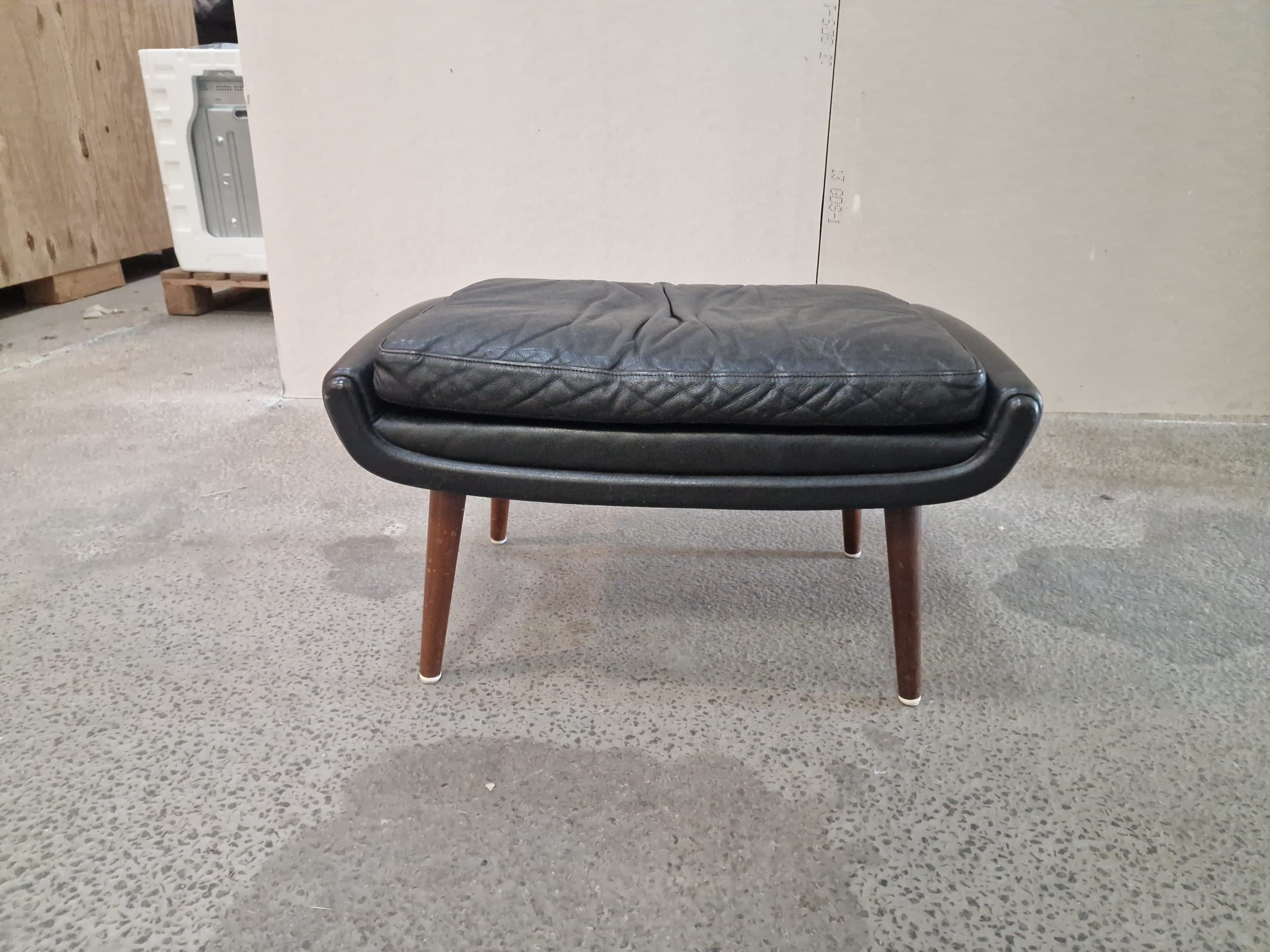 AAGE CHRISTIANSEN. SKAMMEL, teak & læder, „Diplomat“, Eran Møbler, 1960’erne.