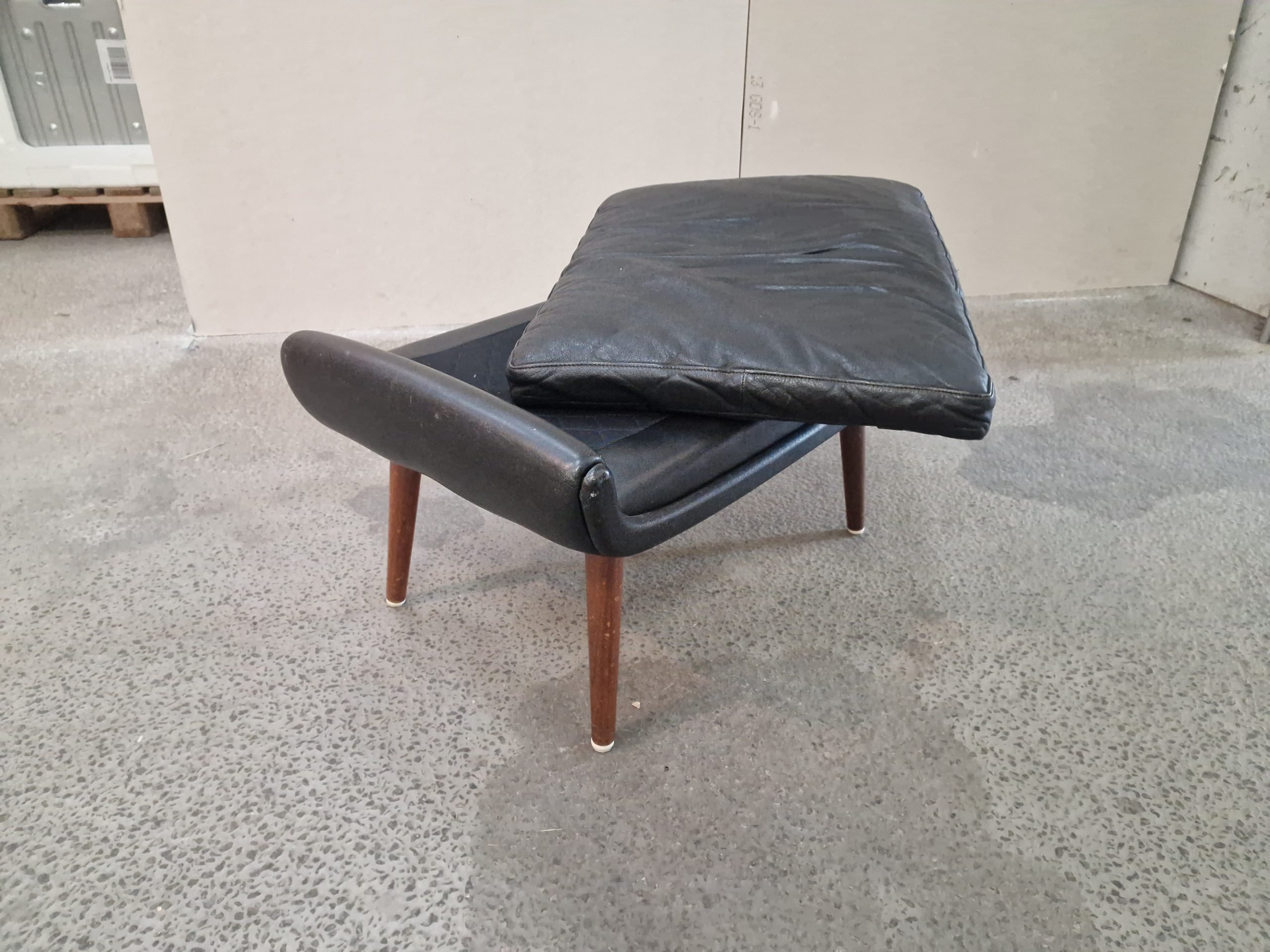 AAGE CHRISTIANSEN. SKAMMEL, teak & læder, „Diplomat“, Eran Møbler, 1960’erne.