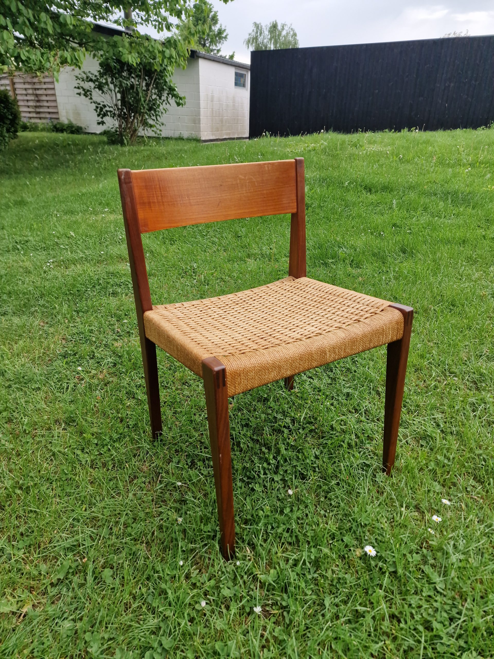 Én spisestol i massiv teak og flet af Cadovius model Pia