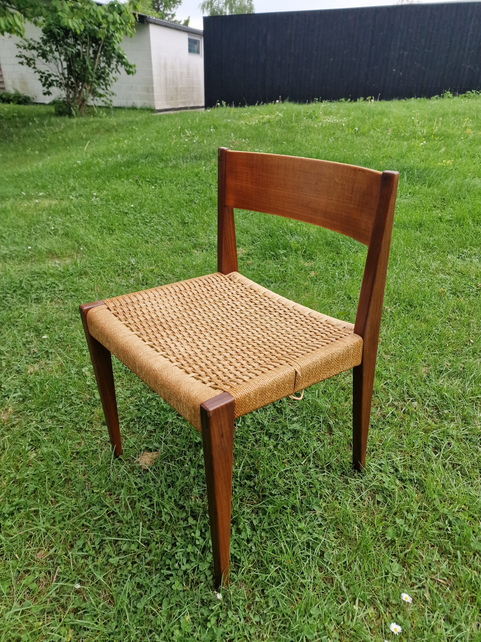 Én spisestol i massiv teak og flet af Cadovius model Pia