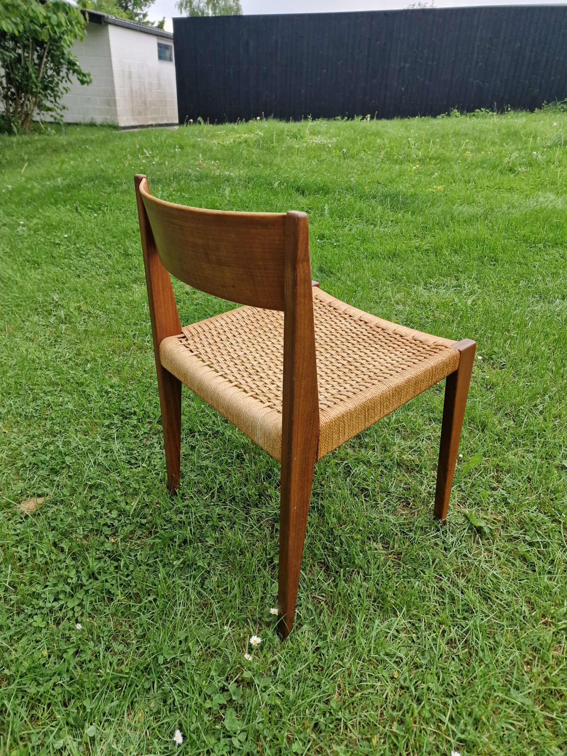 Én spisestol i massiv teak og flet af Cadovius model Pia