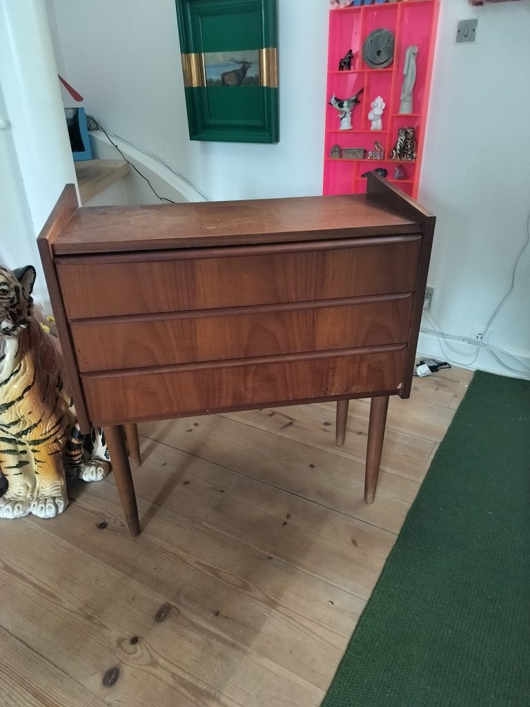 Entrekommode i teak