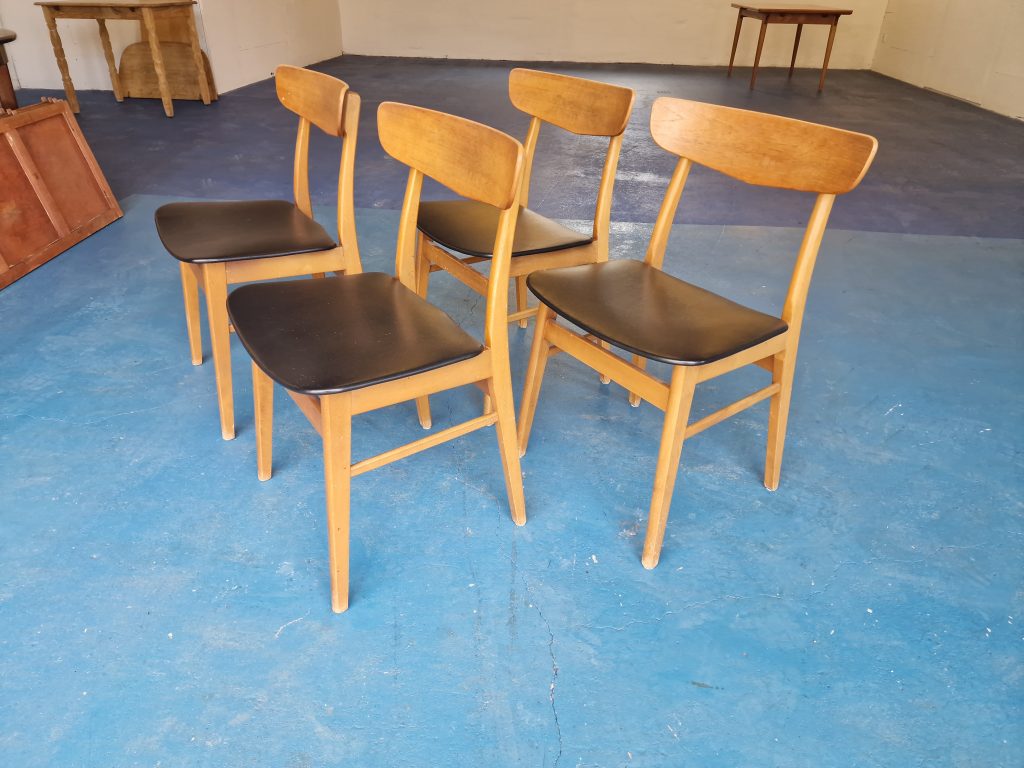 Mosbøl Fire spisestole i teak og sort skind, Mosbøl