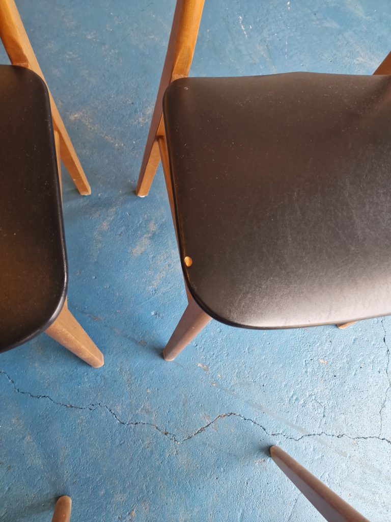 Mosbøl Fire spisestole i teak og sort skind, Mosbøl — billede 6