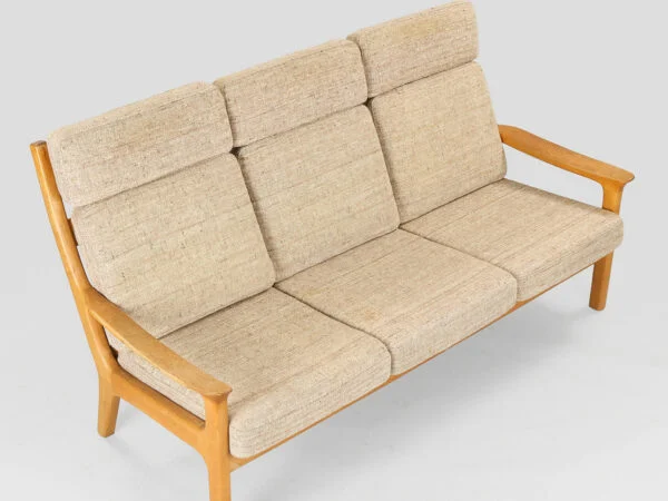 Trepersoners sofa i eg og gråt uldstof, Juul Kristensen