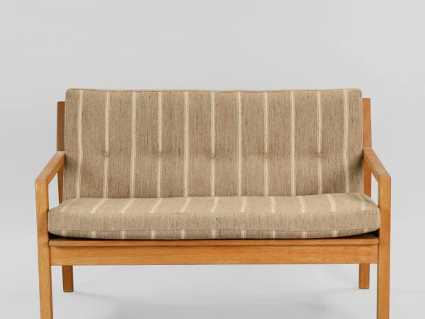 Sæt af to-personers sofa og en lænestol, massivt egetræ og stribet tekstil, dansk møbelproducent, 1950/60’erne, (2). — billede 9