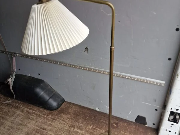 Standerlampe i messing med le-klint skærm