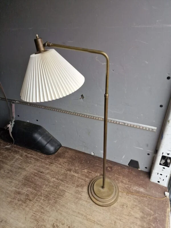 Le Klint Standerlampe i messing med le-klint skærm