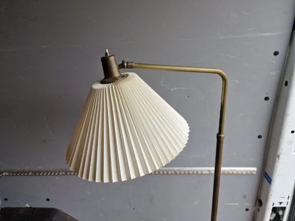 Standerlampe i messing med le-klint skærm