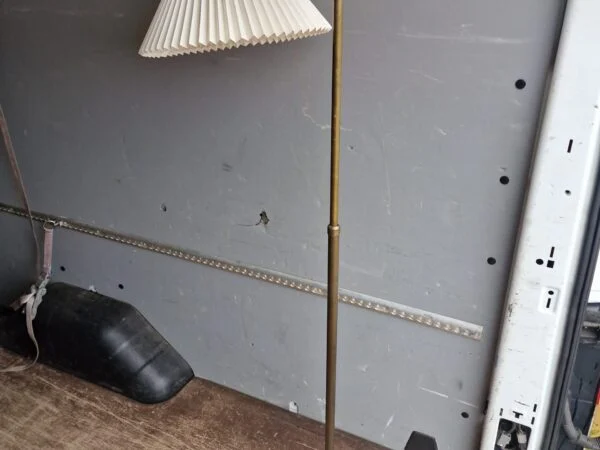 Standerlampe i messing med le-klint skærm