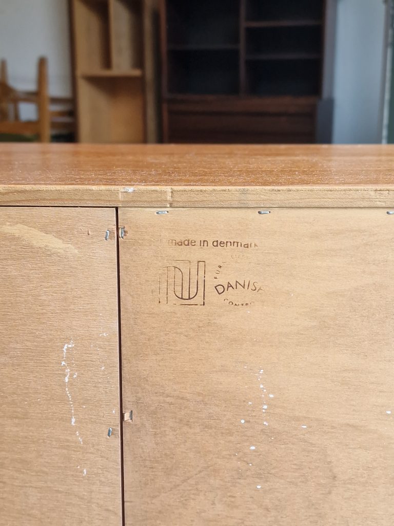 Hundevad Skænk i teak, kommodeskuffer og foldbar låge — billede 19