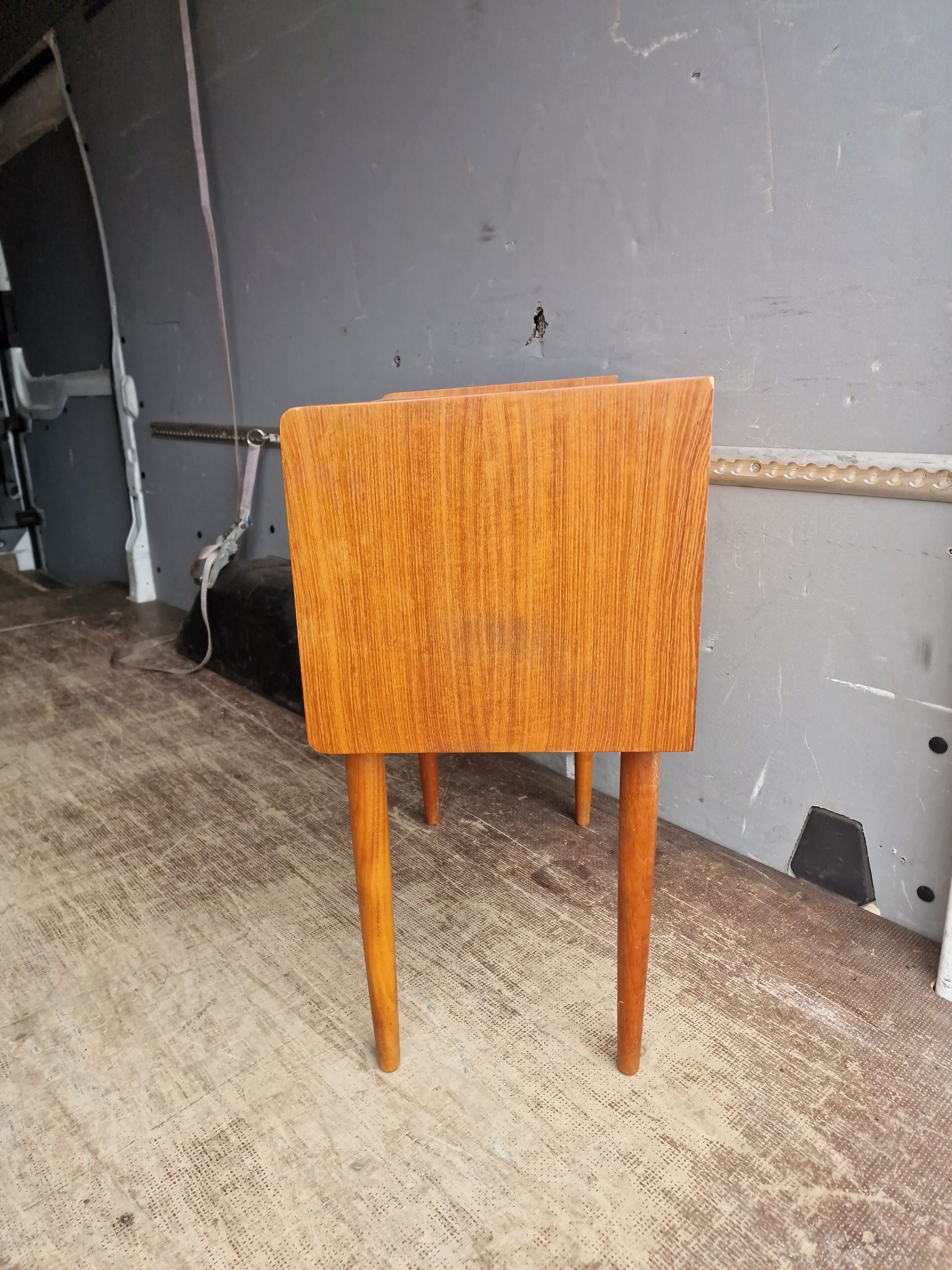 Lille kommode i teak med to skuffer