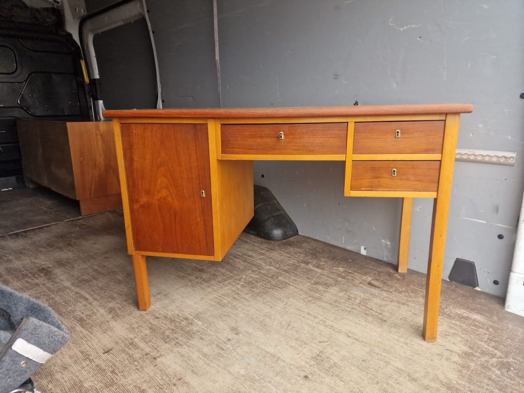 Skrivebord i teak og bøg