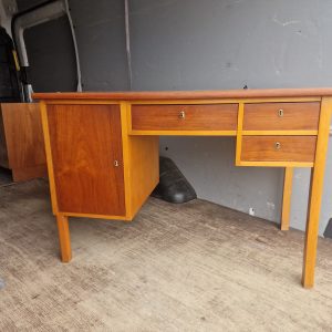 Skrivebord i teak og bøg