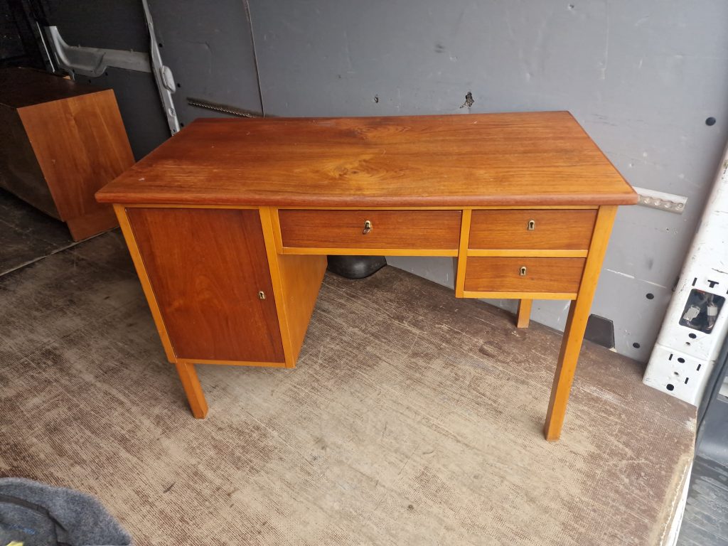 Skrivebord i teak og bøg — billede 4