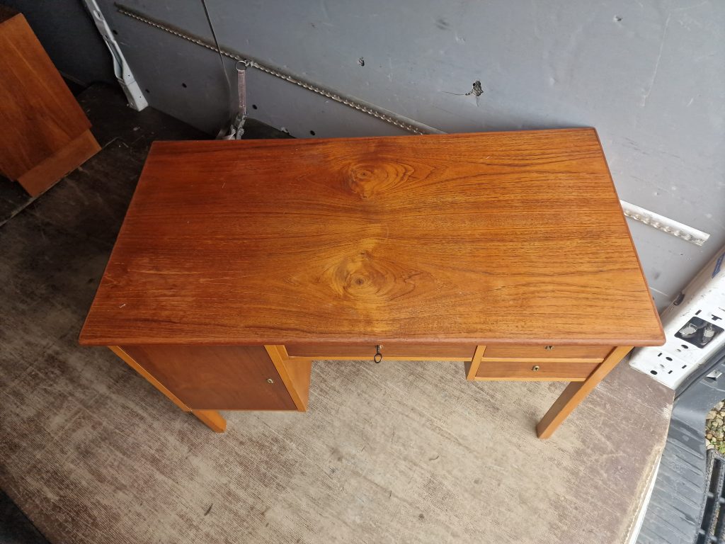 Skrivebord i teak og bøg — billede 3
