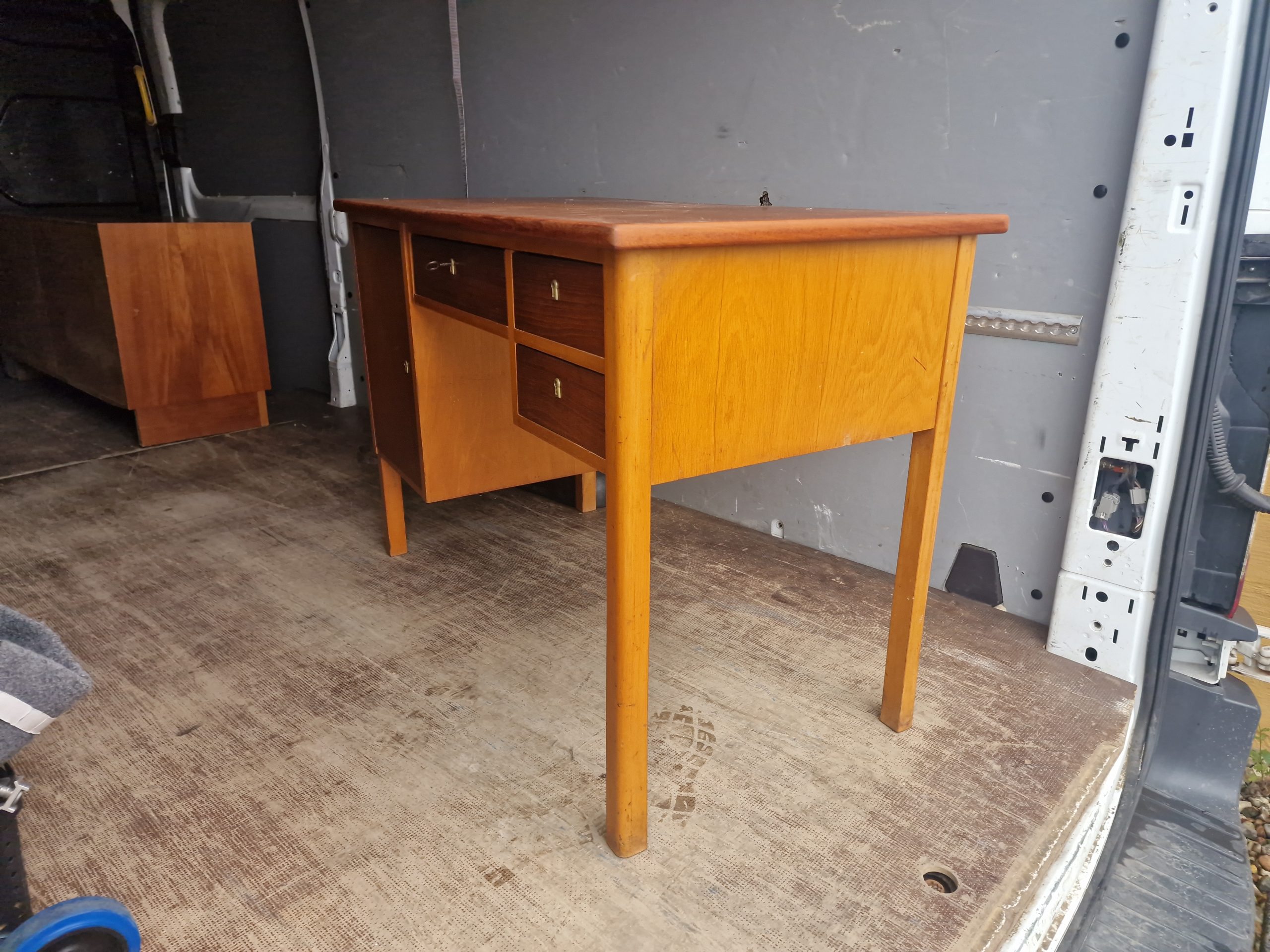 Skrivebord i teak og bøg