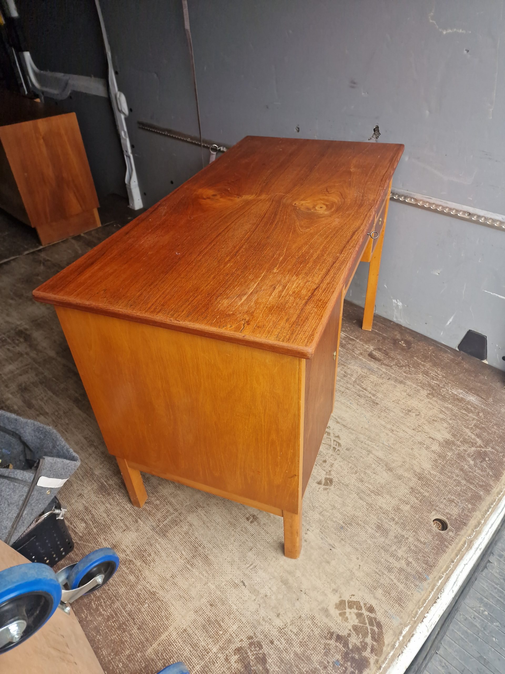 Skrivebord i teak og bøg