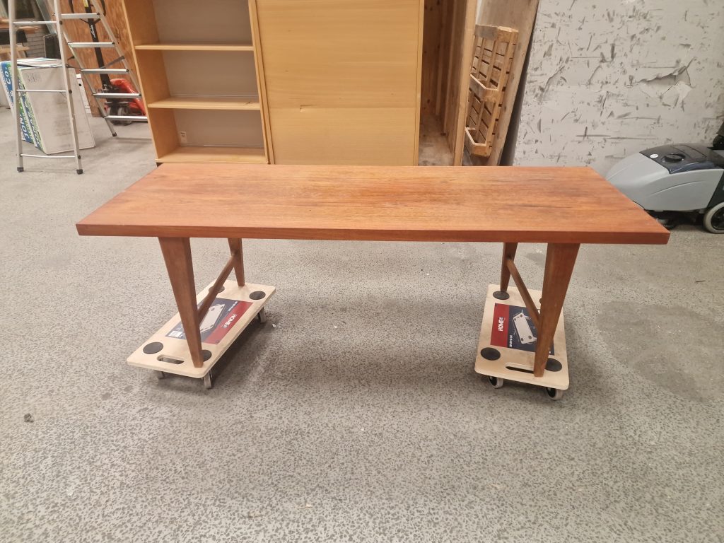 Tungt sofabord i teak — billede 4
