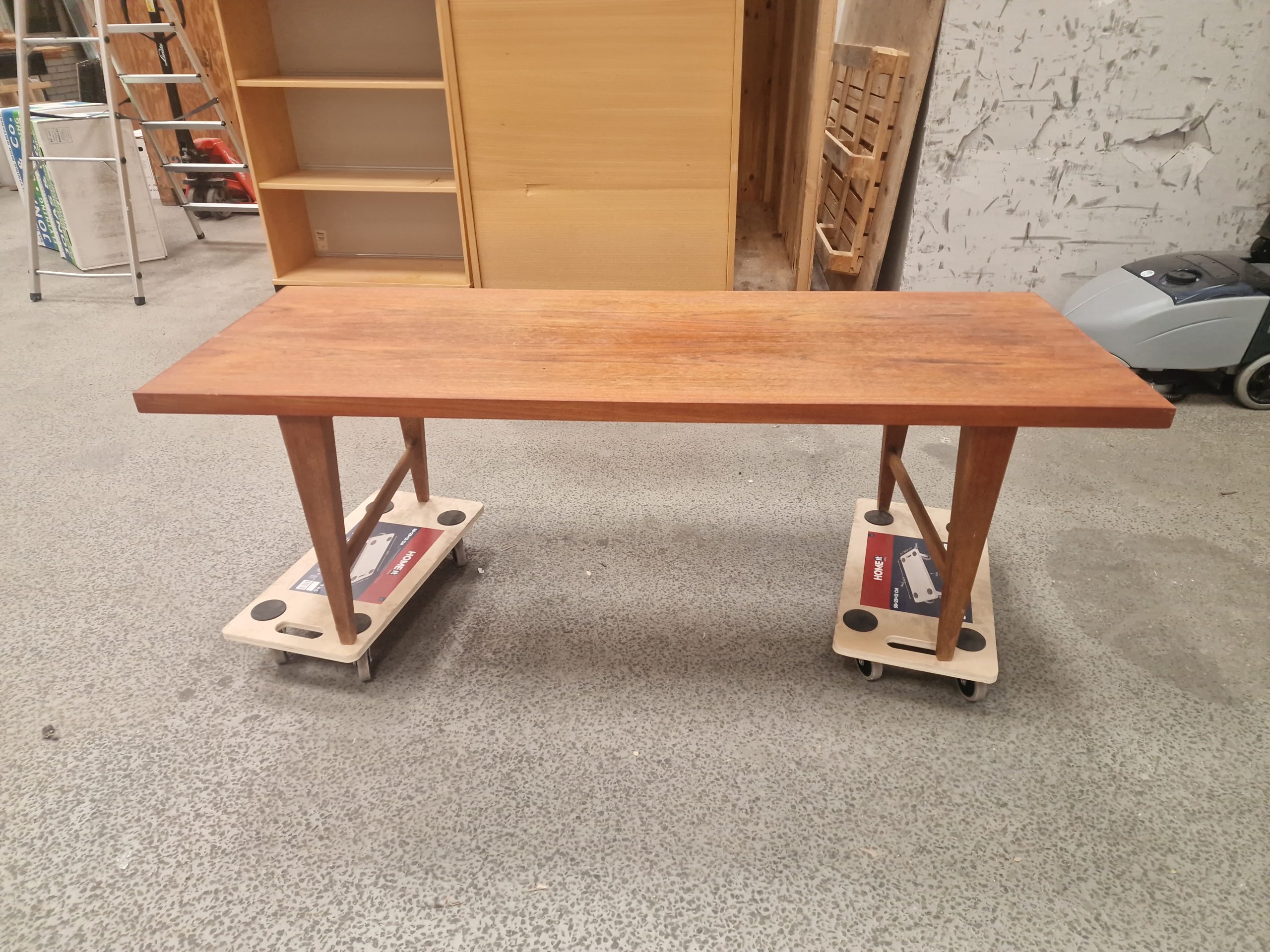 Tungt sofabord i teak