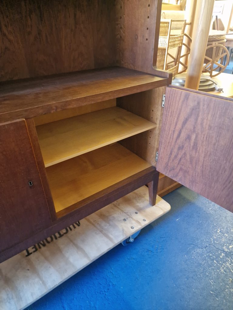 Dansk Snedkermester. Bogreol af eg og teak med underskab, Danmark, 1950/1960’erne. — billede 12