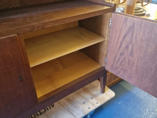 Dansk Snedkermester Dansk Snedkermester. Bogreol af eg og teak med underskab, Danmark, 1950/1960’erne. — billede 12