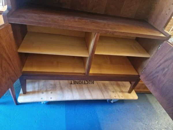 Dansk Snedkermester Dansk Snedkermester. Bogreol af eg og teak med underskab, Danmark, 1950/1960’erne. — billede 8