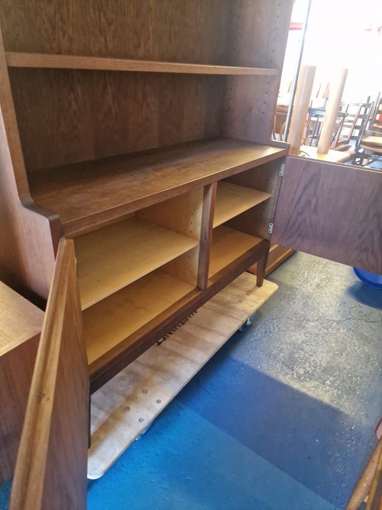 Dansk Snedkermester. Bogreol af eg og teak med underskab, Danmark, 1950/1960’erne. — billede 10
