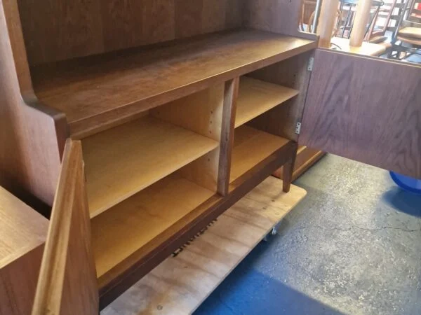 Dansk Snedkermester Dansk Snedkermester. Bogreol af eg og teak med underskab, Danmark, 1950/1960’erne. — billede 10