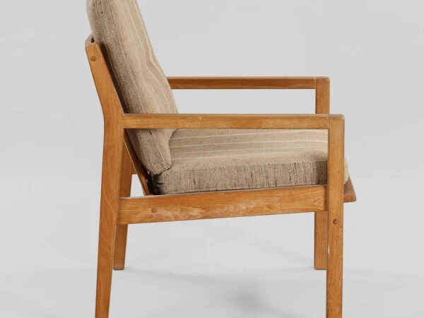 Sæt af to-personers sofa og en lænestol, massivt egetræ og stribet tekstil, dansk møbelproducent, 1950/60’erne, (2). — billede 4