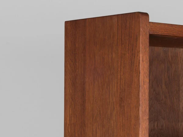 Dansk Snedkermester Dansk Snedkermester. Bogreol af eg og teak med underskab, Danmark, 1950/1960’erne. — billede 7