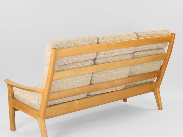 Trepersoners sofa i eg og gråt uldstof, Juul Kristensen