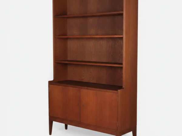 Dansk Snedkermester. Bogreol af eg og teak med underskab, Danmark, 1950/1960’erne.