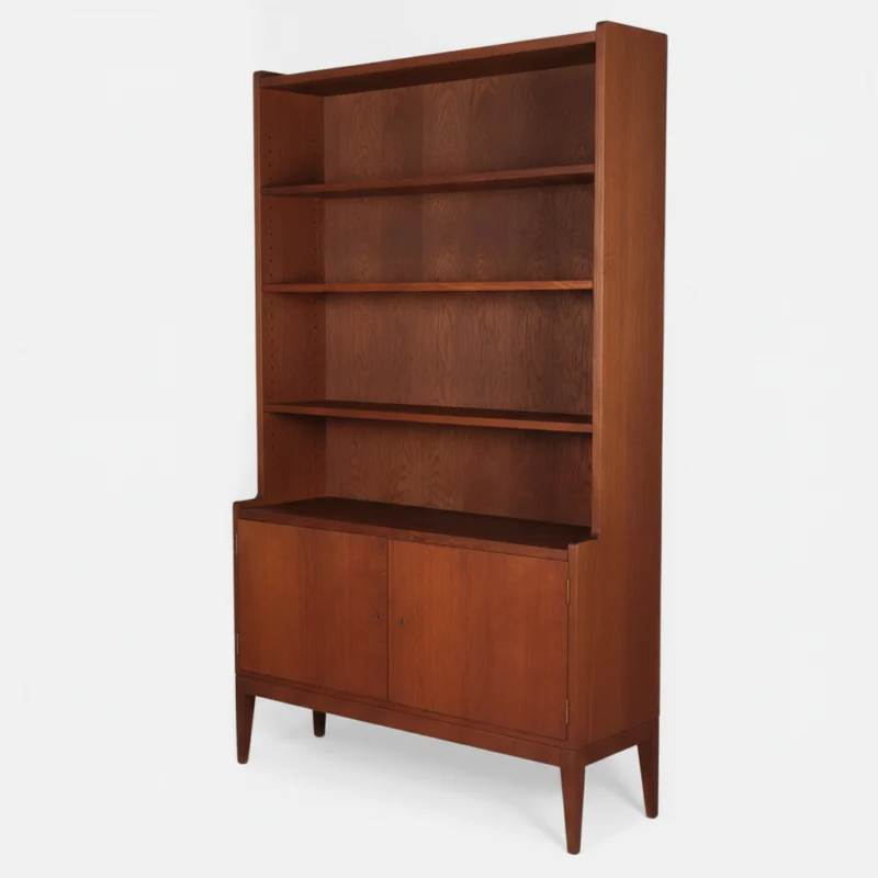 Dansk Snedkermester Dansk Snedkermester. Bogreol af eg og teak med underskab, Danmark, 1950/1960’erne.