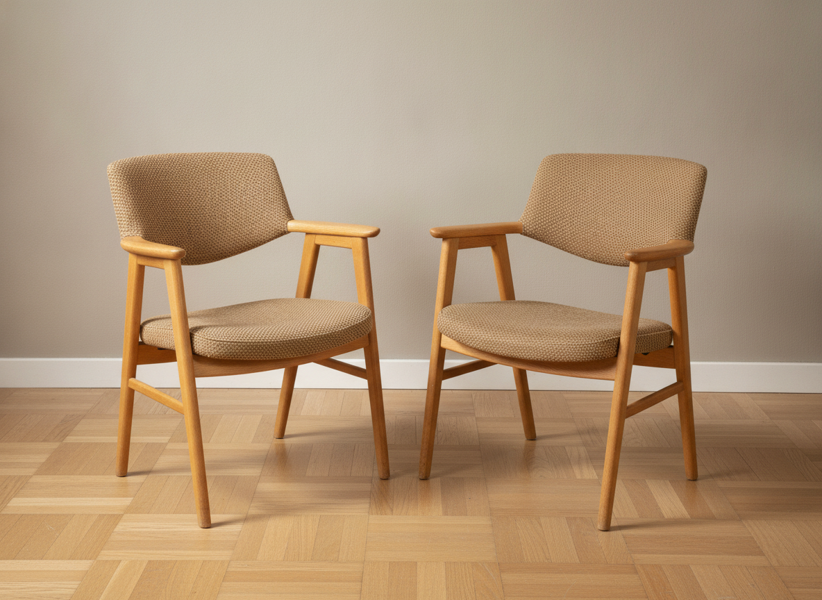 Et par armstole model 43, egetræ, Høng Møbelfabrik