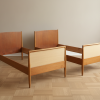 Et par senge i eg, teak og stråflet, ca. 1960’erne