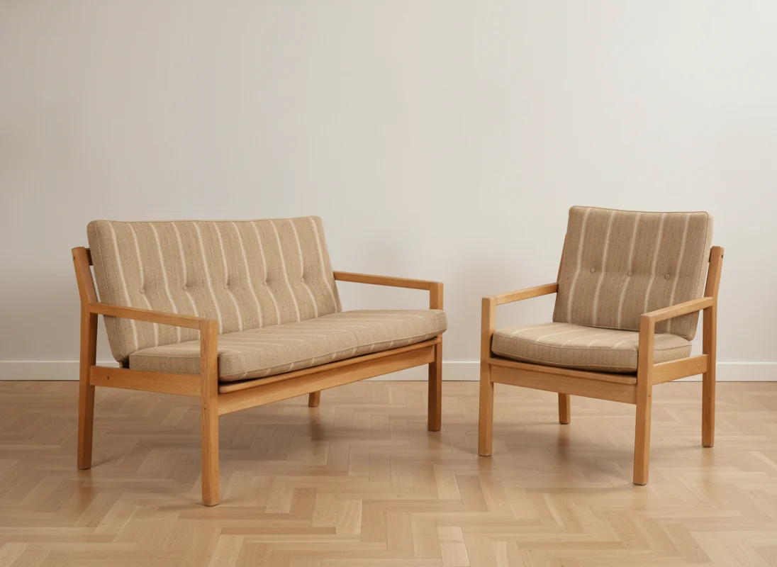 Sæt af to-personers sofa og en lænestol, massivt egetræ og stribet tekstil, dansk møbelproducent, 1950/60’erne, (2).