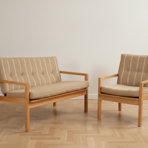 Sæt af to-personers sofa og en lænestol, massivt egetræ og stribet tekstil, dansk møbelproducent, 1950/60'erne, (2).