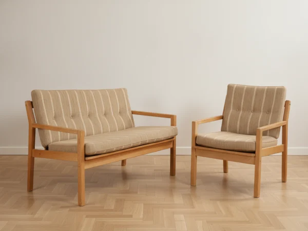 Sæt af to-personers sofa og en lænestol, massivt egetræ og stribet tekstil, dansk møbelproducent, 1950/60’erne, (2).
