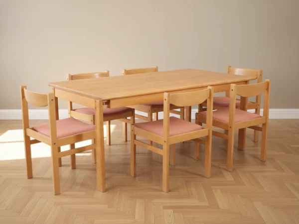 Spisestuesæt i fyrretræ med rosa uldpolstring