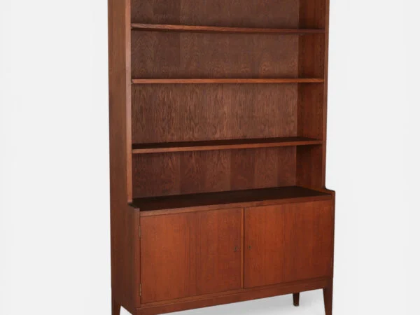Dansk Snedkermester Dansk Snedkermester. Bogreol af eg og teak med underskab, Danmark, 1950/1960’erne. — billede 3