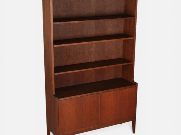 Dansk Snedkermester Dansk Snedkermester. Bogreol af eg og teak med underskab, Danmark, 1950/1960’erne. — billede 4