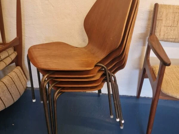 Fem stabelstole i teak