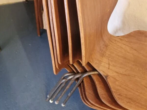 Fem stabelstole i teak