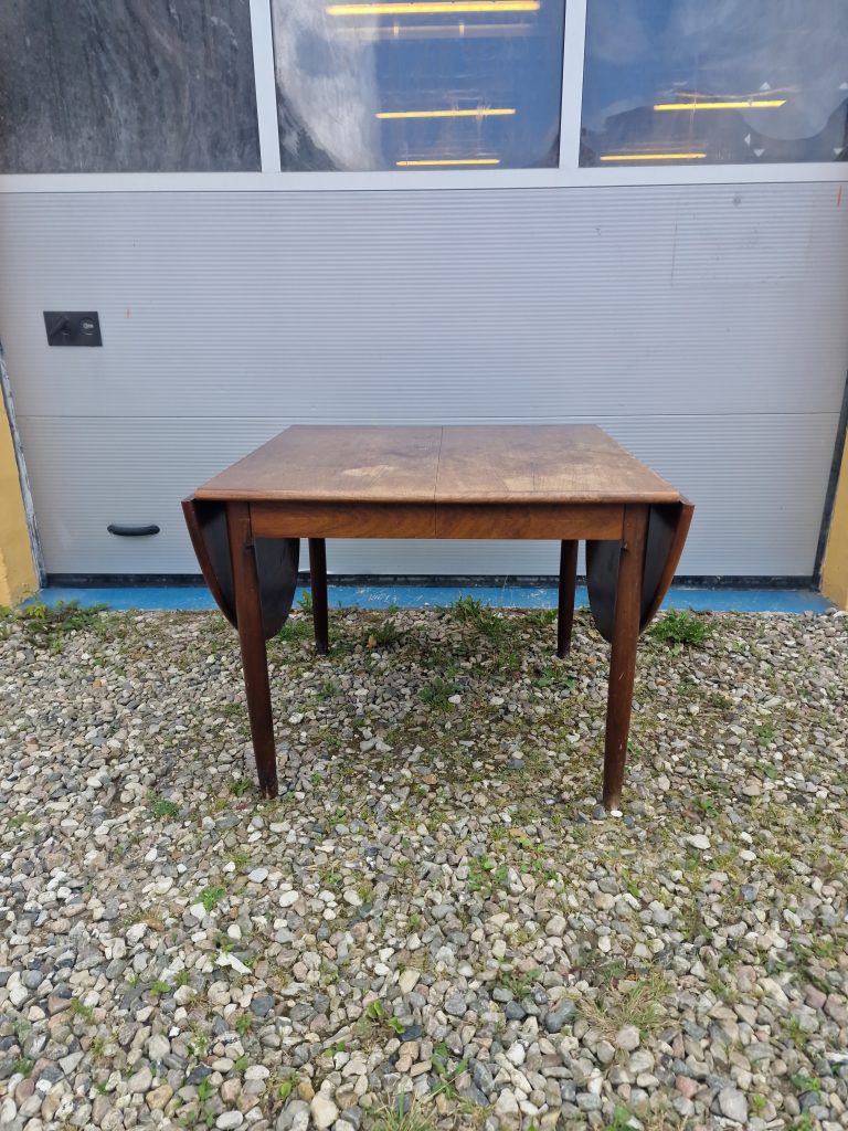Spisebord med endebuer