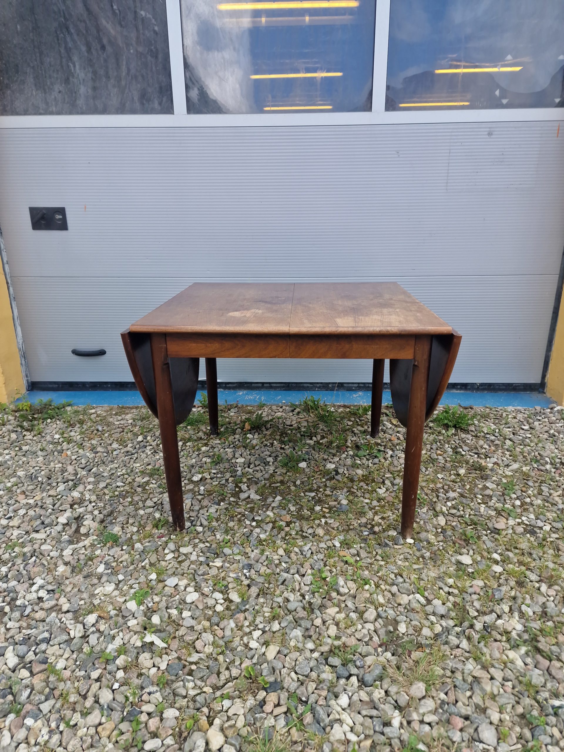 Spisebord med endebuer