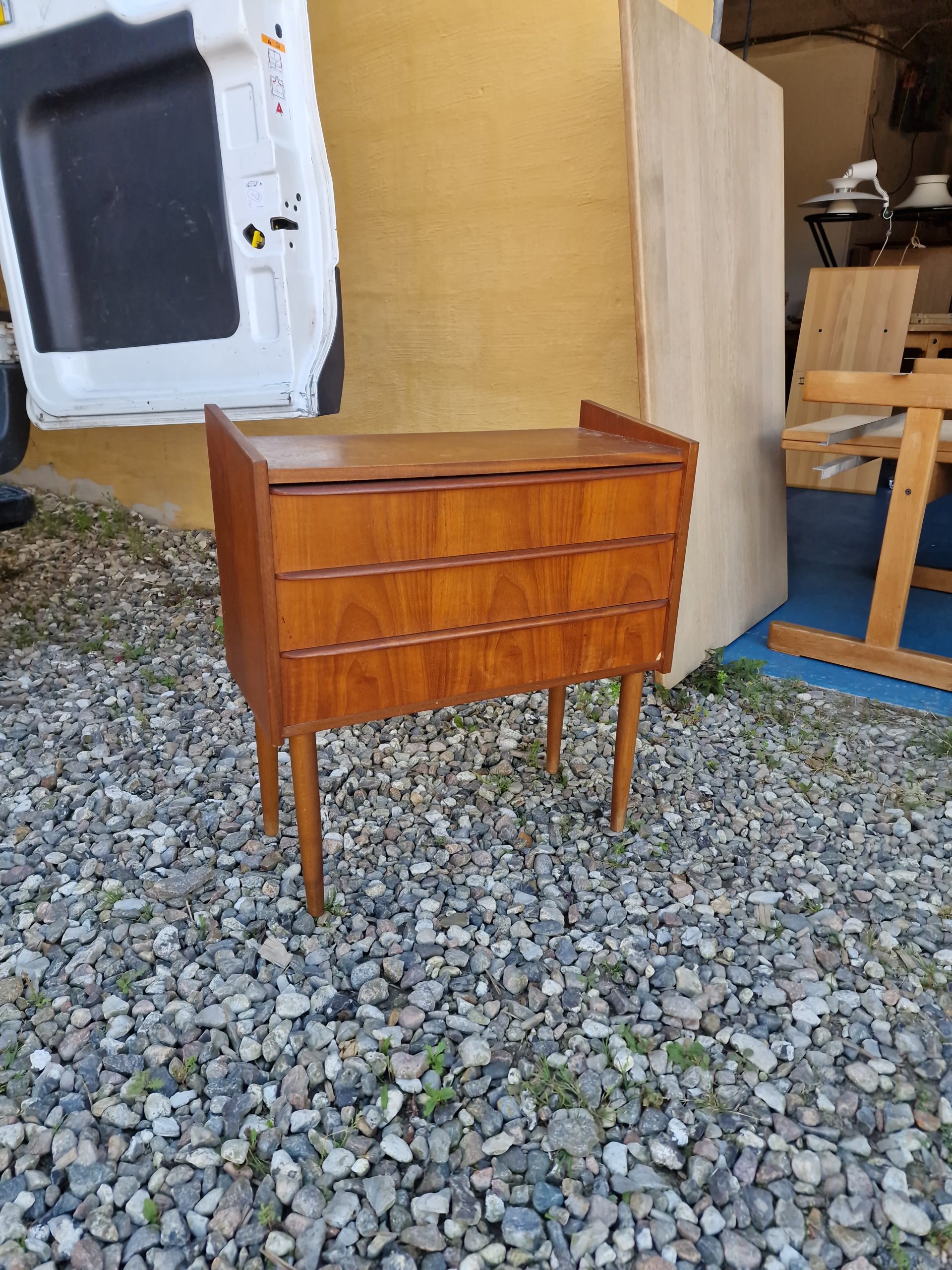 Entrekommode i teak