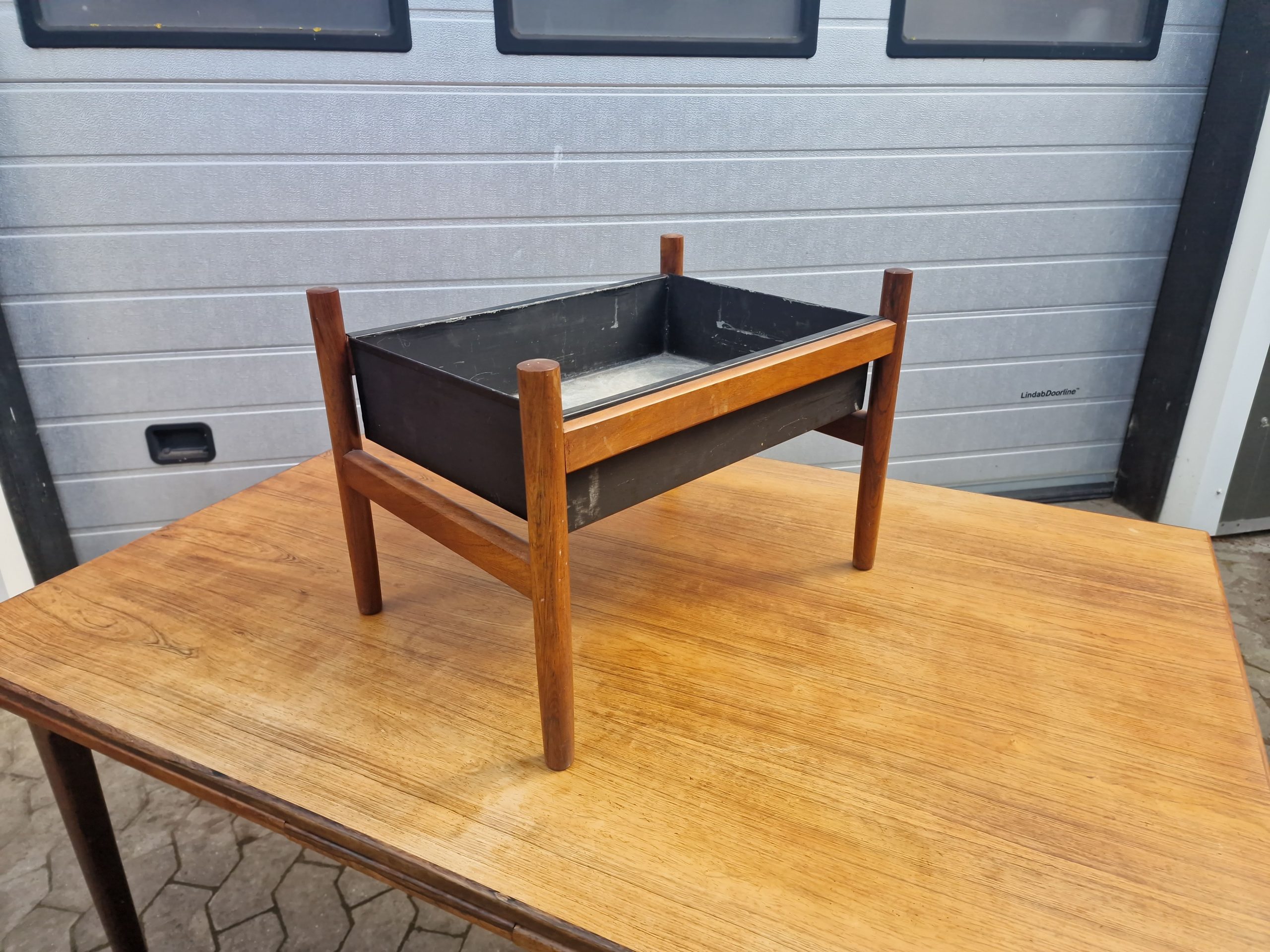 Én plantekasse af palisander