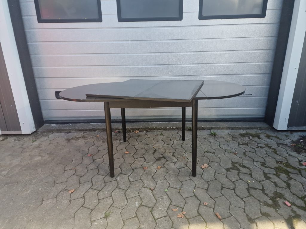 Kvadratisk spisebord med to tillægsplader og endebuer i bejdset egetræ — billede 5