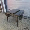 Kvadratisk spisebord med to tillægsplader og endebuer i bejdset egetræ